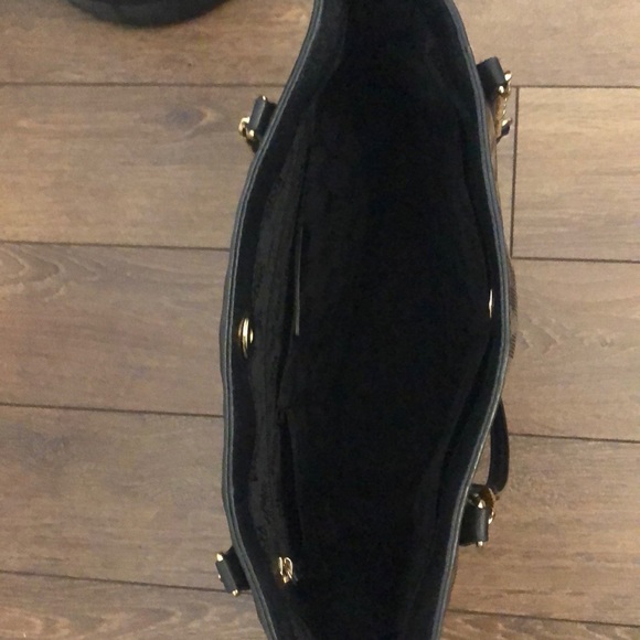 Micheal Kors tote - Picture 4 of 6